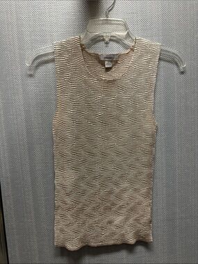Neutral Wave-Textured Sleeveless Tank